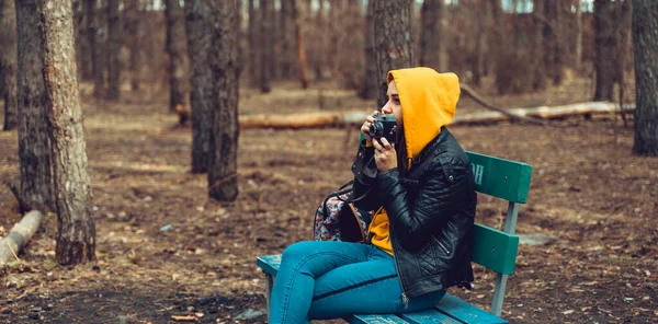 Tânără Îmbrăcată Haine Casual Stând Bancă Fotografiind Cameră Foto Veche — Fotografie, imagine de stoc