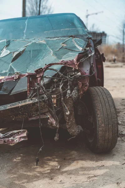Nahaufnahme Eines Kaputten Und Verlassenen Autos Auto Nach Unfall Auf — Stockfoto