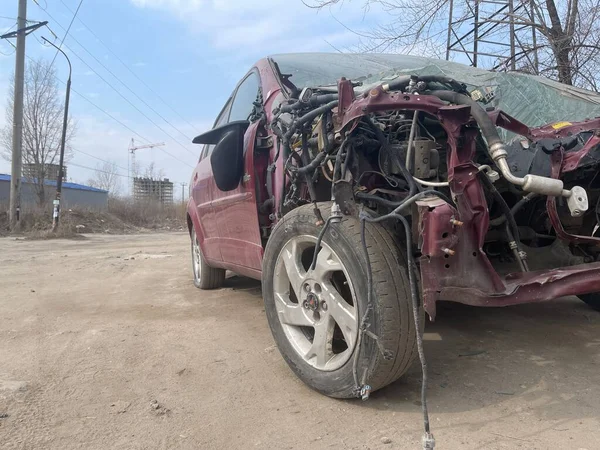 壊れたと放棄された車を閉じます 路上で事故の後に破片に車を衝突させた 不注意な運転の概念 — ストック写真