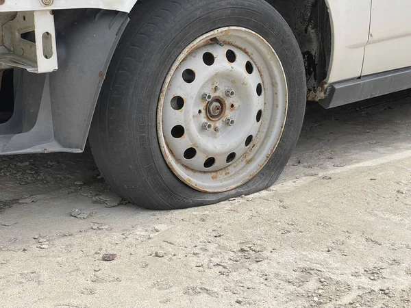 Auto Vypuštěným Kolem Ulici Staré Šedé Auto Vypuštěným Kolem Zaparkované — Stock fotografie