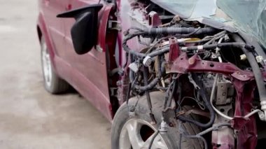 Arızalı ve terk edilmiş bir arabayı kapatın. Sokakta kaza üstüne araba parçalanmış. Dikkatsiz sürüş kavramı