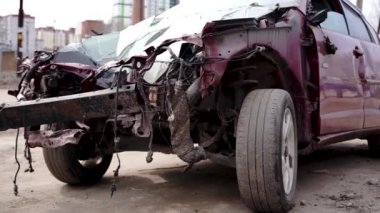 Arızalı ve terk edilmiş bir arabayı kapatın. Sokakta kaza üstüne araba parçalanmış. Dikkatsiz sürüş kavramı