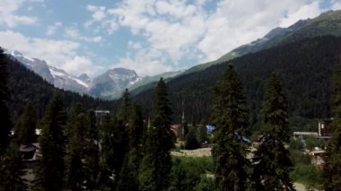 Dağlık ve ağaçlık alanlardaki köyün havadan görünüşü. Yaz aylarında kırlara kuşbakışı bakmak.