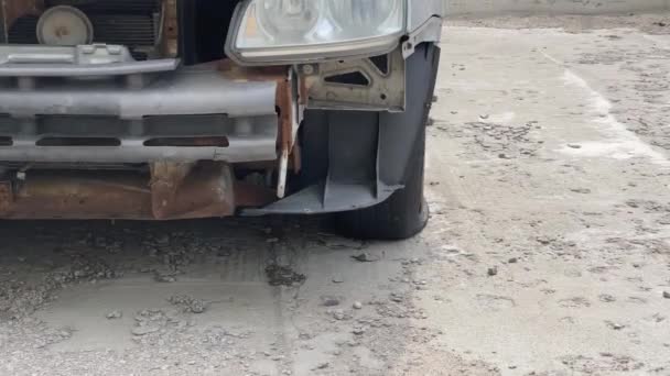 Närbild av trasiga rostiga bilen på stadens gata. Skadad stötfångare efter olycka. Begreppet vårdslös körning. — Stockvideo