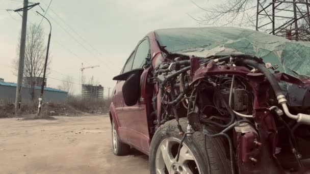 Primer Plano Del Coche Roto Abandonado Destrozado Coche Pedazos Después — Vídeos de Stock