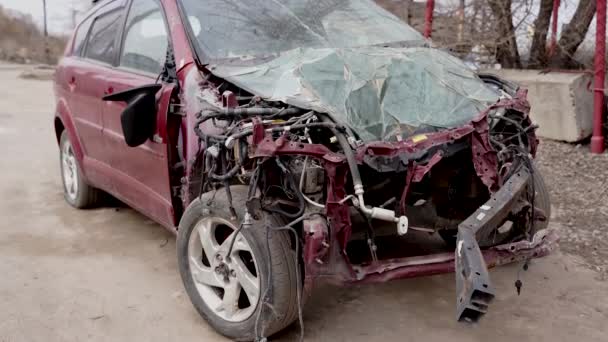 Primer Plano Del Coche Roto Abandonado Destrozado Coche Pedazos Después — Vídeo de stock