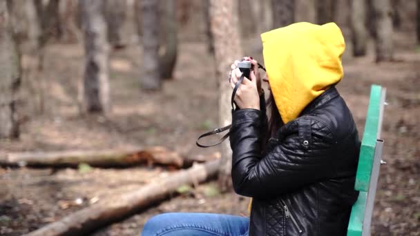 Młoda Kobieta Luźnych Ubraniach Siedząca Ławce Fotografująca Starym Aparacie Fotograficznym — Wideo stockowe