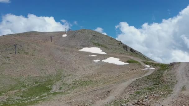 Verbazingwekkend Berglandschap Zomer Machtige Bergen Bij Bewolkt Weer — Stockvideo