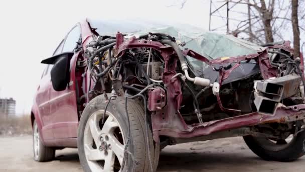 Blízko Rozbitého Opuštěného Auta Rozbité Auto Kusy Nehodě Ulici Koncept — Stock video