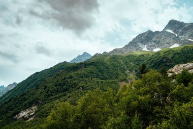 Yazın harika bir dağ manzarası. Bulutlu havada kudretli dağlar