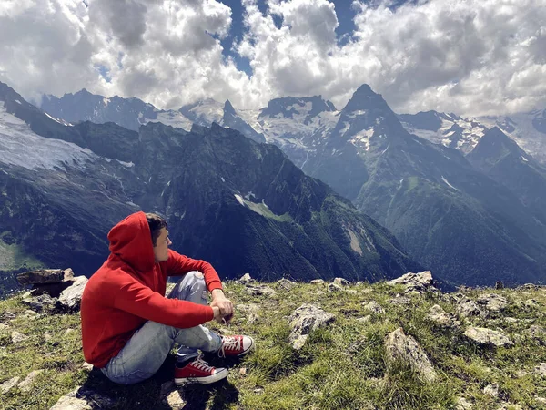 Joven Sentado Pico Montaña Clima Nublado Hombre Adulto Descansa Disfrutando — Foto de Stock