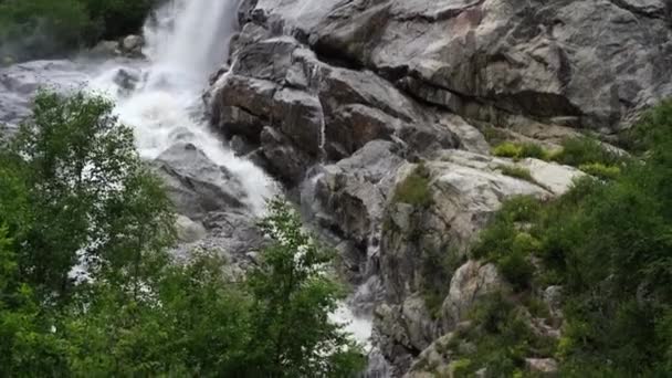 Prachtig landschap van grote waterval bij bewolkt weer. Bergvaarweg met groene vegetatie in de zomer. — Stockvideo