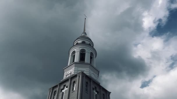Campanario Catedral Cristo Campanario Una Iglesia Cristiana Fondo Cielo Nublado — Vídeo de stock
