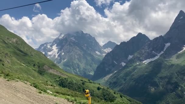 Dombay Rusia Agosto 2020 Gente Montando Funicular Fondo Pintorescas Montañas — Vídeo de stock