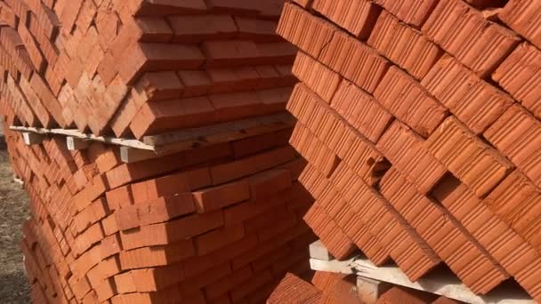 Montón Paletas Con Ladrillos Rojos Calle Ciudad Materiales Construcción Obra — Vídeo de stock