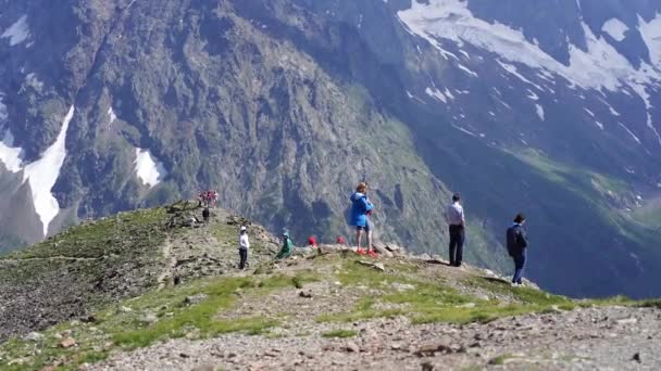 Dombay Russia August 2020 People Walk Mountain Peak Enjoying Amazing — Stock Video