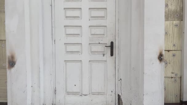 Antiguo Decaído Exterior Madera Blanca Puerta Cerrada — Vídeo de stock