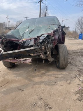 Arızalı ve terk edilmiş bir arabayı kapatın. Sokakta kaza üstüne araba parçalanmış. Dikkatsiz sürüş kavramı