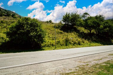 Dağlık arazide yolu kapatıyoruz. Yazın asfalt yol dağlardan geçiyor.