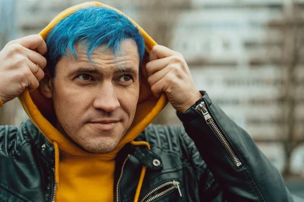 Retrato Joven Con Capucha Fondo Edificio Gran Altura Tipo Guapo — Foto de Stock