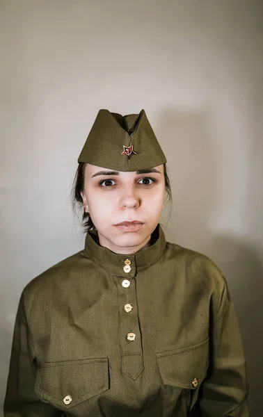 배경으로 유니폼을 여성의 초상화 대전중에 군복을 여자들 — 스톡 사진