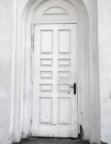 Antiguo Decaído Exterior Madera Blanca Puerta Cerrada —  Fotos de Stock