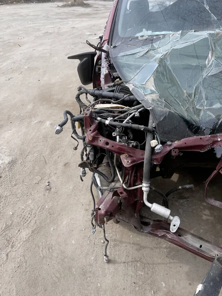 Sluiten Van Kapotte Verlaten Auto Verbrijzelde Auto Een Ongeluk Straat — Stockfoto