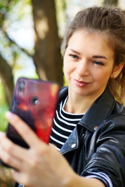 Jovem Mulher Usando Smartphone Parque Sorrindo Jovem Fêmea Com Cabelos — Fotografia de Stock