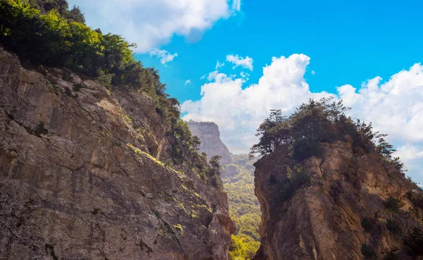 Vackert Landskap Berg Ravin Soligt Väder Natur Bakgrund Berg Med — Stockfoto