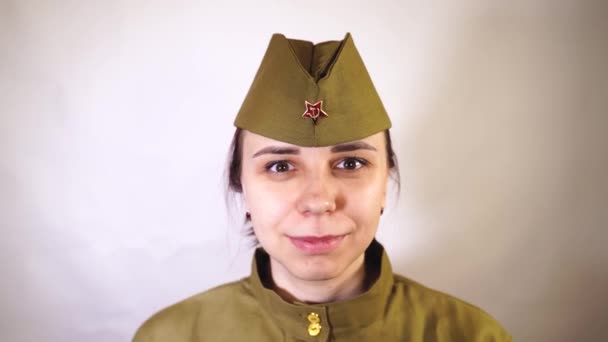 Retrato Mulher Jovem Uniforme Fundo Parede Cinza Mulher Uniforme Militar — Vídeo de Stock