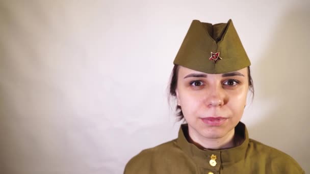 Porträtt Ung Kvinna Uniform Bakgrund Grå Vägg Kvinna Sovjetisk Militäruniform — Stockvideo