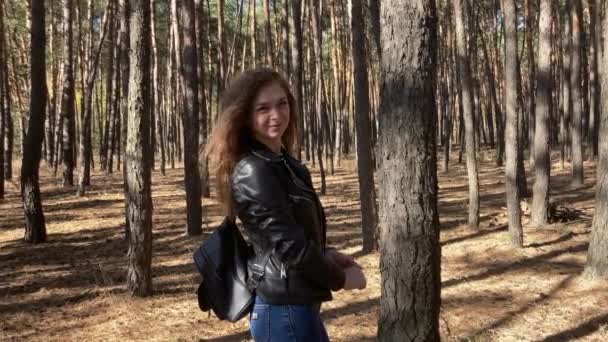 Tahtada Poz Veren Çekici Genç Bir Kadına Yakın Çekim Ormanda — Stok video