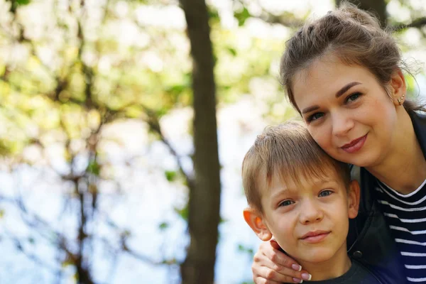 Ritratto Della Madre Del Suo Figlioletto Passeggio Campagna Primo Piano — Foto Stock