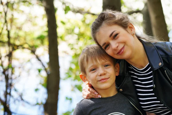 Kırsalda Yürürken Anne Küçük Oğlunun Portresi Doğasında Çocuğu Olan Genç — Stok fotoğraf