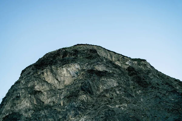 Mavi Gökyüzünün Arka Planındaki Dağın Tepesine Yaklaş Yaz Mevsiminde Açık — Stok fotoğraf