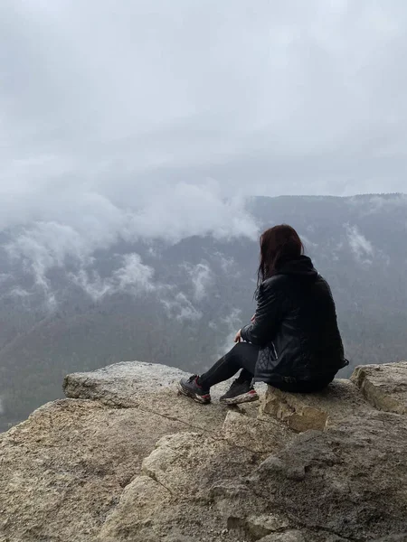 Young Woman Sitting Edge Cliff Foggy Cloudy Weather Female Tourist — Stock Photo, Image