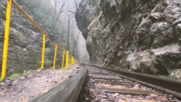 Zblízka Železnice Hornatém Terénu Železniční Trať Deštivém Počasí Úžasné Tajemné — Stock video