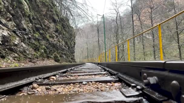 Nahaufnahme Der Eisenbahn Bergigem Gelände Bahnstrecke Bei Regnerischem Wetter Erstaunlicher — Stockvideo