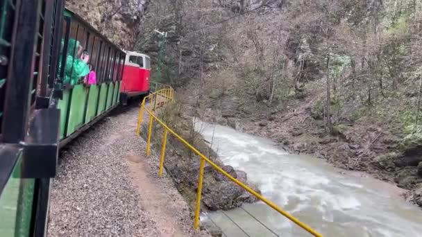 지대를 통과하는 열차의 근접입니다 사이로 근처를 달리는 관광객 — 비디오