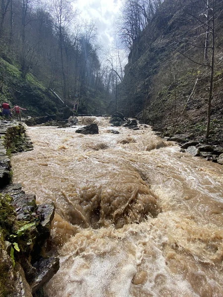 Prachtig Landschap Van Bergrivier Verbazingwekkende Mysterieuze Natuur Bergvaarweg Die Door — Stockfoto