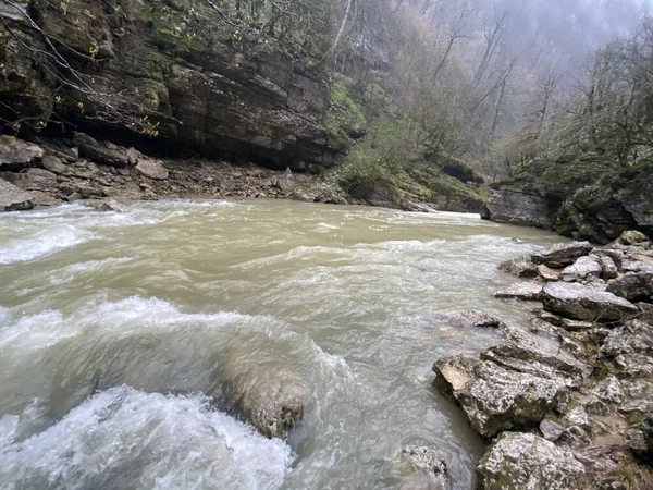 Prachtig Landschap Van Bergrivier Verbazingwekkende Mysterieuze Natuur Bergvaarweg Die Door — Stockfoto