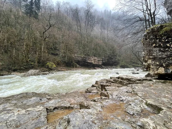 Prachtig Landschap Van Bergrivier Verbazingwekkende Mysterieuze Natuur Bergvaarweg Die Door — Stockfoto