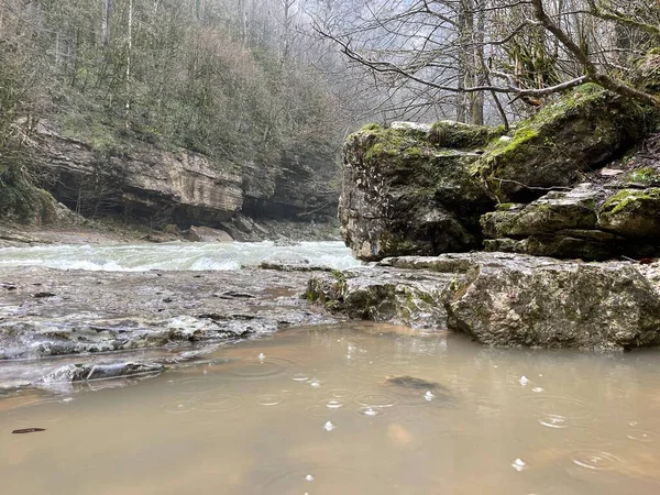 Prachtig Landschap Van Bergrivier Verbazingwekkende Mysterieuze Natuur Bergvaarweg Die Door — Stockfoto