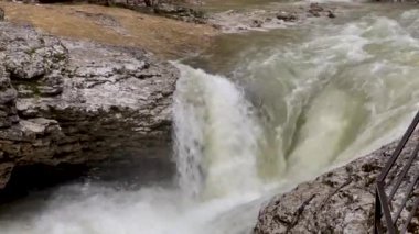 Dağ nehrinin muhteşem ve gizemli doğası. Dağlık arazide akan dağ suları..