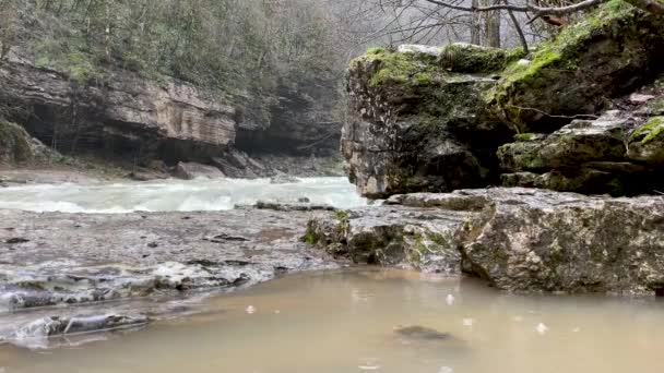 Vackert landskap av fjällälv i fantastisk och mystisk natur. Fjällvattenväg som rinner genom bergig terräng. — Stockvideo