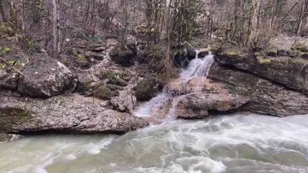 Beau paysage de rivière de montagne dans une nature étonnante et mystérieuse. Voie navigable de montagne traversant un terrain montagneux. — Video