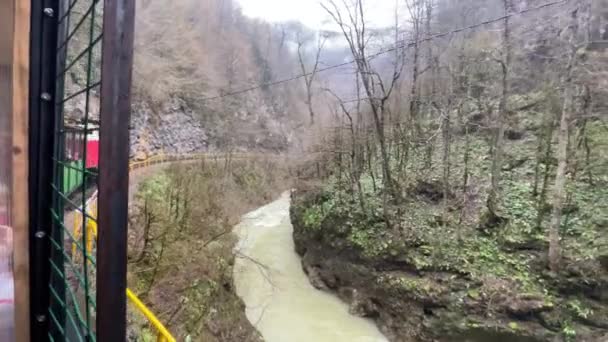 Sluiten Van Trein Gaat Door Bergachtig Terrein Toeristische Trein Rijden — Stockvideo