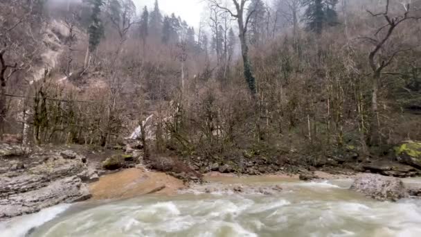 Prachtig Landschap Van Bergrivier Verbazingwekkende Mysterieuze Natuur Bergvaarweg Die Door — Stockvideo