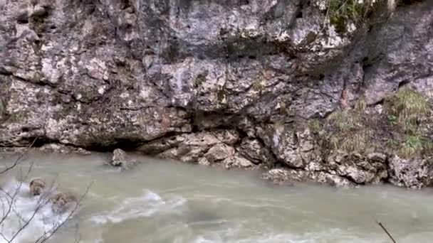 Prachtig Landschap Van Bergrivier Verbazingwekkende Mysterieuze Natuur Bergvaarweg Die Door — Stockvideo