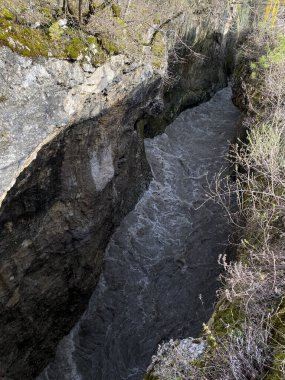 Bahar mevsiminde etkileyici bir kanyonun yakınında. Dağlık arazideki derin nehir vadisini daralt
